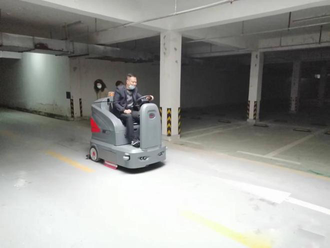 江西小区物业保洁不用人力改用驾驶式洗地机了